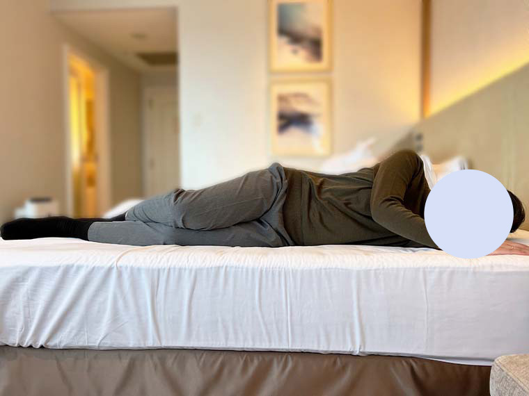 シモンズ ゴールデンバリュー ピロートップに横向き寝している様子。寝姿勢がきれいに保たれている。