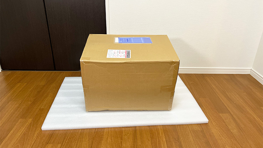くじらマットレス ベッドタイプ（14cm）の配送時の段ボール。マットレスが圧縮されているため小さな箱。